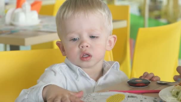 Маленький мальчик в развлекательном детском комплексе — стоковое видео