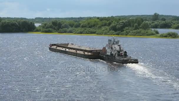 Пустой баржи на реке в летний теплый день — стоковое видео