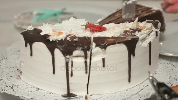 Офіціант з ножем вирізає весільний торт на шматки — стокове відео