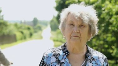 Ciddi eski yaşlı kadın açık havada portresi