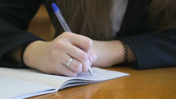 Schülerin schreibt Text in Schulheft. Nahaufnahme — Stockvideo