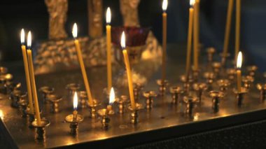 Tapınağın mumlar yanan ile şamdan