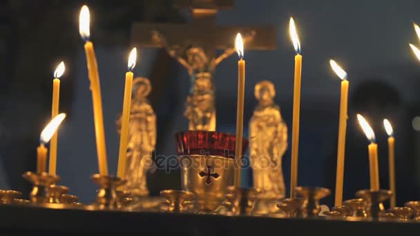 Kandelaar met brandende kaarsen in de tempel — Stockvideo