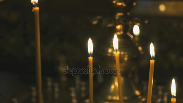 Candelero con velas encendidas en el templo — Vídeo de stock