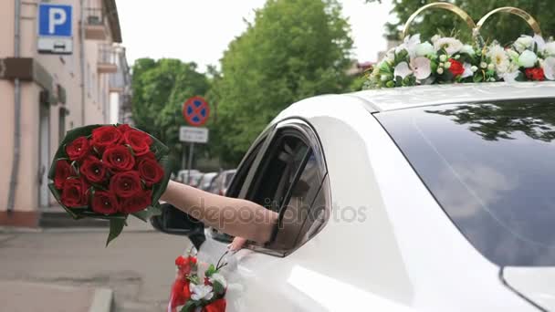 Рука невесты размахивает красным букетом — стоковое видео