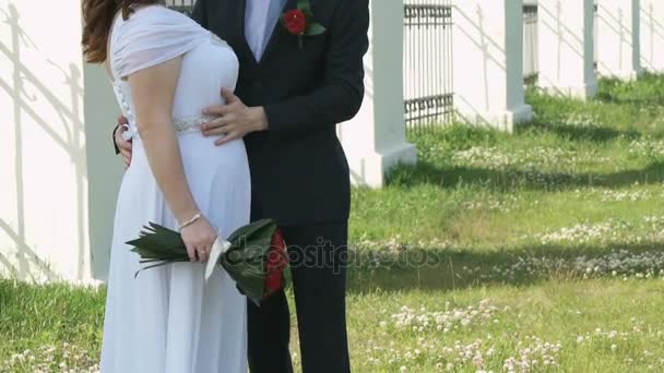Bruden och brudgummen kramar varandra på bröllop — Stockvideo
