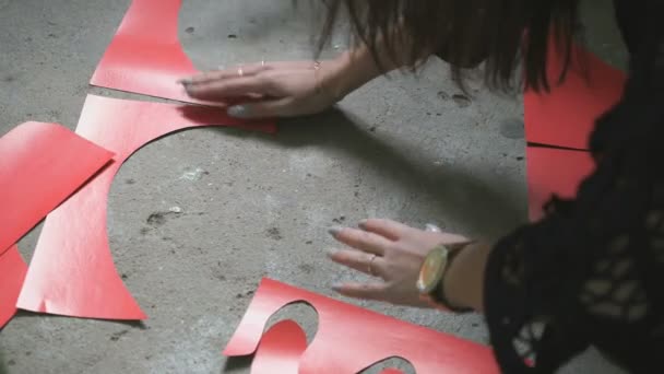 Mujer joven añade rompecabezas corazón de piezas — Vídeos de Stock