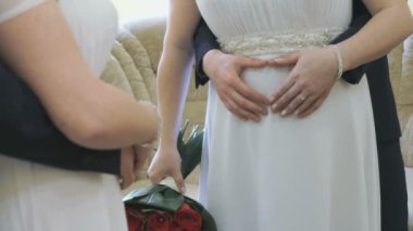 Gelin ve Damat Düğün üzerinde birbirlerine sarılma