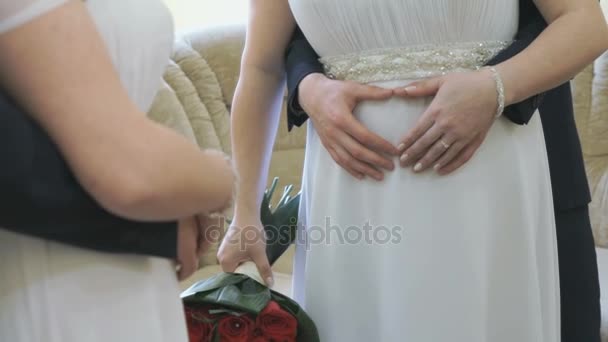 Sposa e sposo che si abbracciano al matrimonio — Video Stock