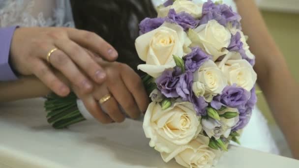 Gros plan de la main du marié caressant la main des femmes — Video