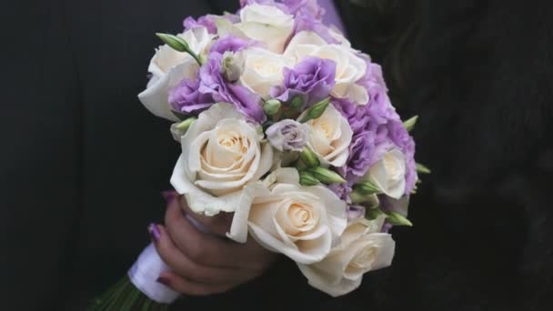 Close-up de belo buquê de casamento de rosas — Vídeo de Stock