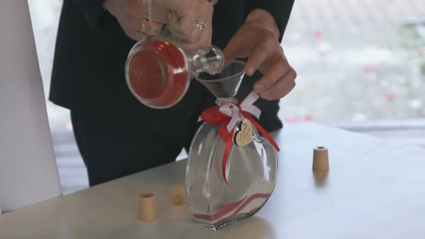 Весільна традиційна церемонія піску в приміщенні — стокове відео