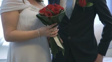 Gelin ve Damat Düğün üzerinde birbirlerine sarılma