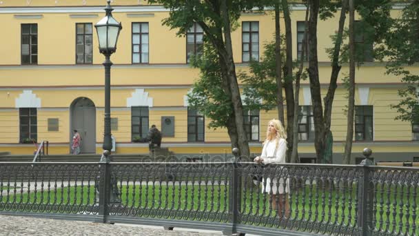 Beautiful woman looking into the distance outdoors — Stock Video