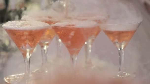 Cálices com fervilhante vinho rosa — Vídeo de Stock