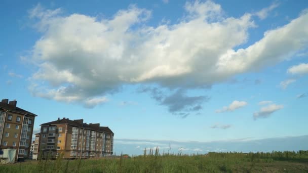 Timelapse de correr nubes sobre la construcción — Vídeos de Stock