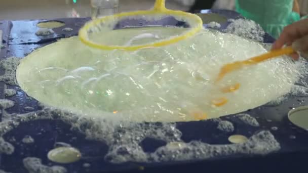 Bolle di sapone alla festa in casa — Video Stock