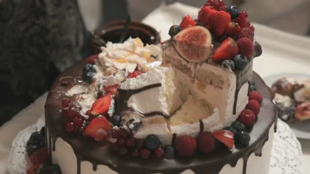 Waiter with a knife cuts a wedding cake on pieces — Stock Video