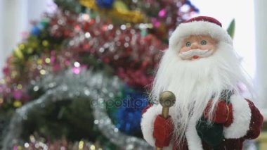 Oyuncak Santa Noel ağacının yakınında kapatın