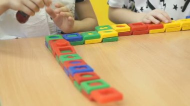 Çocuk el ile renkli blokları oynayın