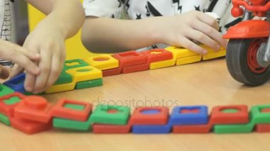 Çocuk el ile renkli blokları oynayın