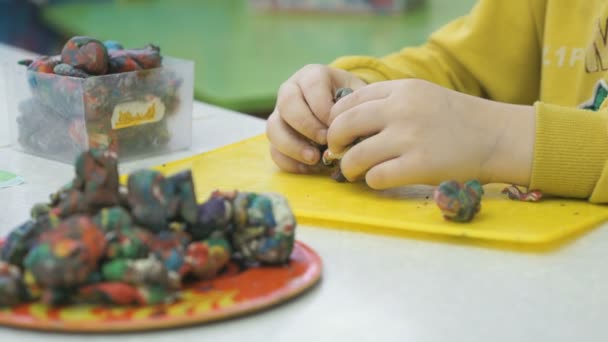 Kinderen handen gegoten plasticine beeldjes — Stockvideo