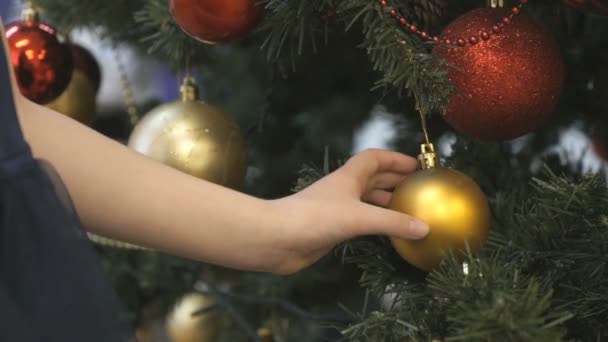 Close-up van de hand van kleine meisje dat neemt een bal speelgoed — Stockvideo