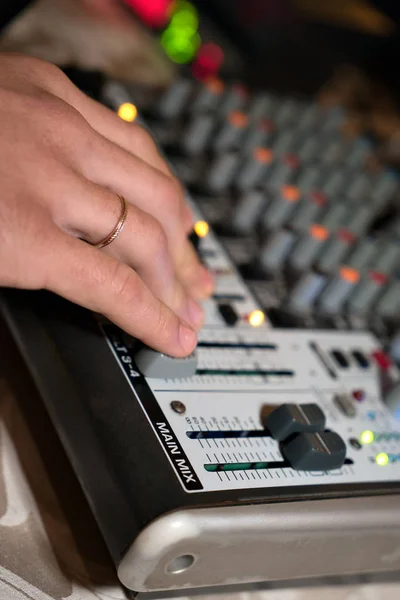 Bir audiomixer bir gece kulübünde çalışan dj