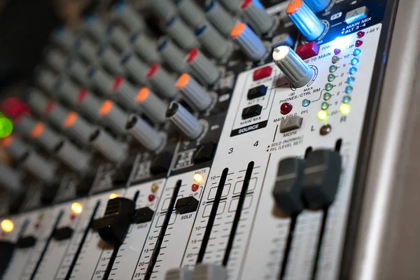 Müziğin kalitesini ayarlamak için ses karıştırıcı