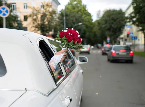 Gelinler el sallayarak kırmızı buket