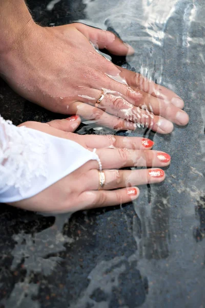 Yeni evliler alyans ile elleri Close-Up