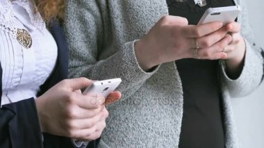 Öğrenciler akıllı telefonlar elinde kapalı tutun.