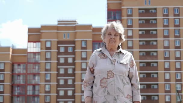 Portret van ernstige oude vrouw ouder 80s buitenshuis — Stockvideo