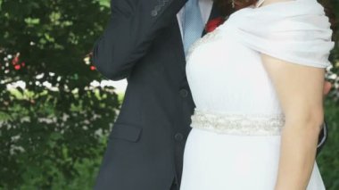 Gelin ve Damat Düğün üzerinde birbirlerine sarılma