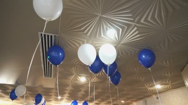 Blue and white balloons on the ceiling — Stock Video