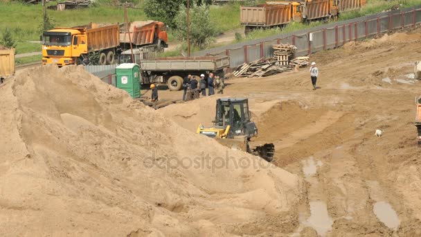 Bulldozer arbeitet im Sommer auf großen Sandhaufen — Stockvideo