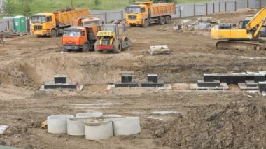 İnşaat araç ve inşaatçılar açık havada