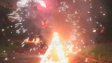 Gece yaz açık havada ateş gösterisi