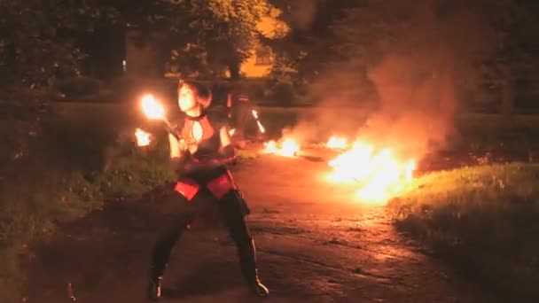 Пожежне шоу вночі влітку на відкритому повітрі — стокове відео