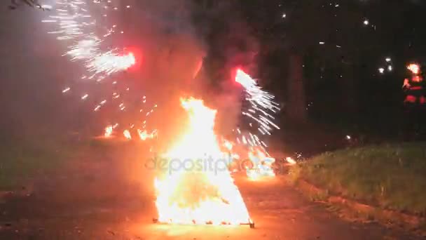 Espectáculo de fuego en la noche en verano al aire libre — Vídeos de Stock