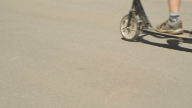 Yakın çekim çocuk spor ayakkabı scooter üzerinde ayak
