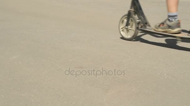 Primo piano di piedi di ragazzo in scarpe da ginnastica su scooter — Video Stock