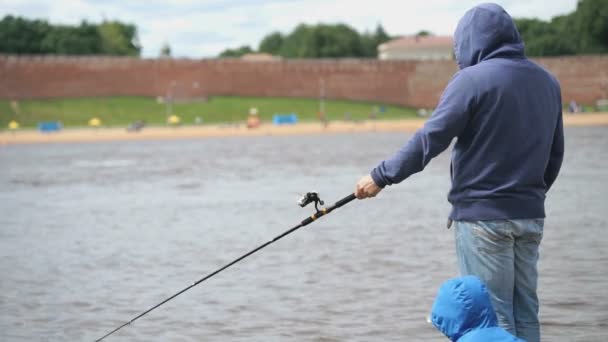 Pai e filho estão pescando no fundo do rio — Vídeo de Stock
