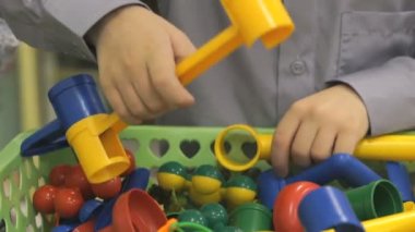 Küçük çocuk oyuncak tasarımcısı kapalı geliştirme çalış