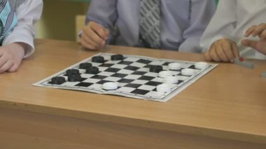 Çocuk dama kapalı anaokulunda oyun.