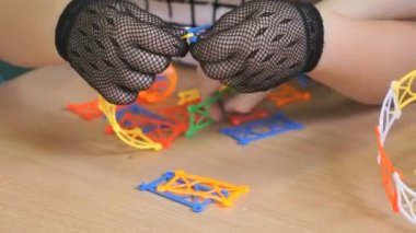 Küçük kız anaokulunda kapalı çalış