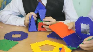 Küçük çocuk oyuncak tasarımcısı kapalı geliştirme çalış
