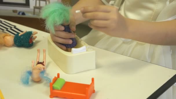 Дитина грає в дитячому садку в приміщенні — стокове відео
