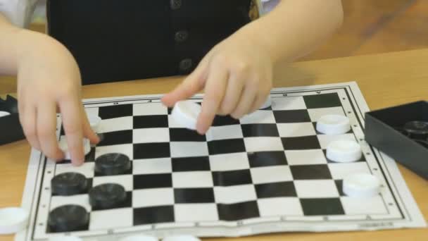 Das Kind spielt im Kindergarten drinnen Checker — Stockvideo