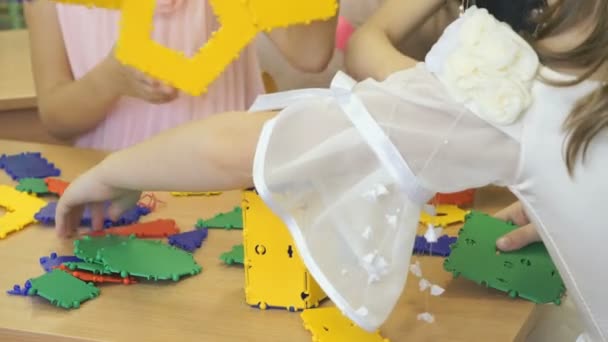 Les enfants jouent à la maternelle à l'intérieur — Video